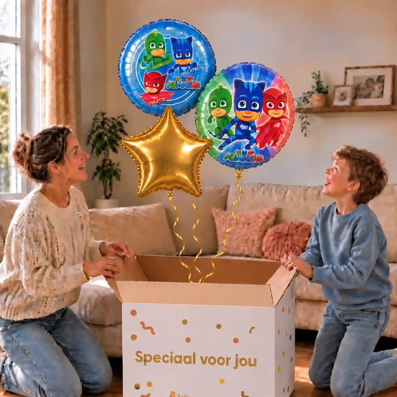 PJ Masks Trosje: moeder en zoon pakken het heliumgevulde ballonnentrosje uit een Speciaal voor jou-doos, met natuurlijk gekrulde gouden linten.