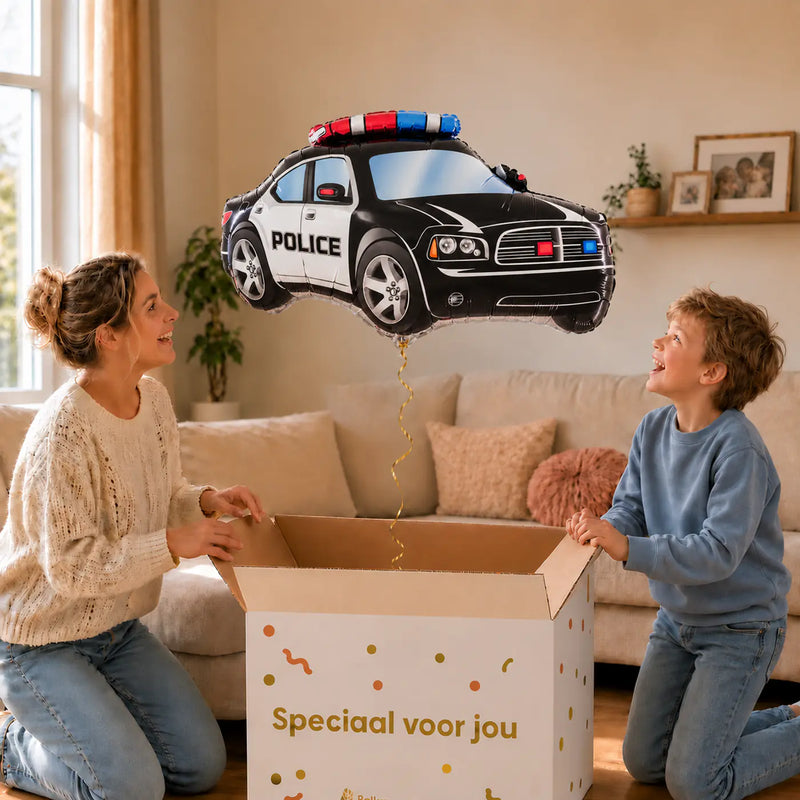 Politie Helium XL Ballon – uitpakmoment met moeder en jongetje in een warme woonkamer – Ballonnenshop.nl
