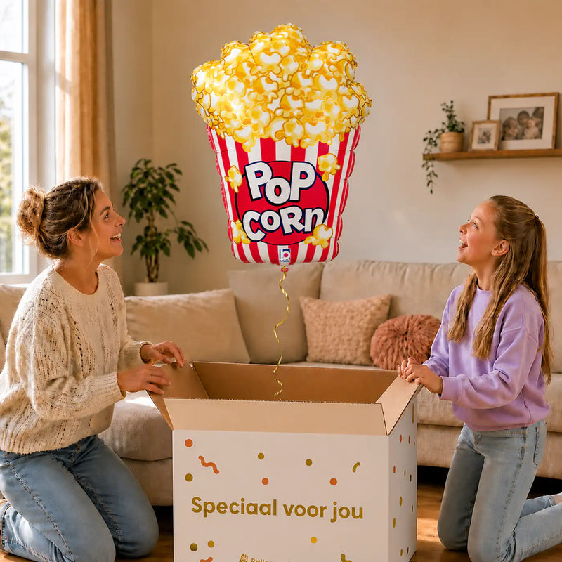 Popcorn Helium XL Ballon – uitpakmoment met moeder en meisje in een warme woonkamer – Ballonnenshop.nl