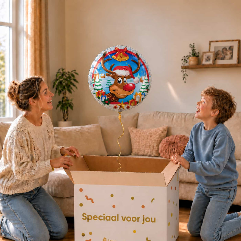 Moeder en jongen bekijken de Rendier kerstballon van 46 cm boven de cadeaudoos.