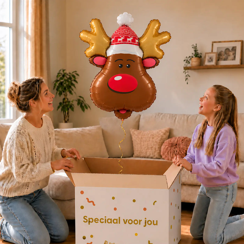 Rendier Helium Ballon – uitpakmoment met moeder en meisje in een warme woonkamer – Ballonnenshop.nl