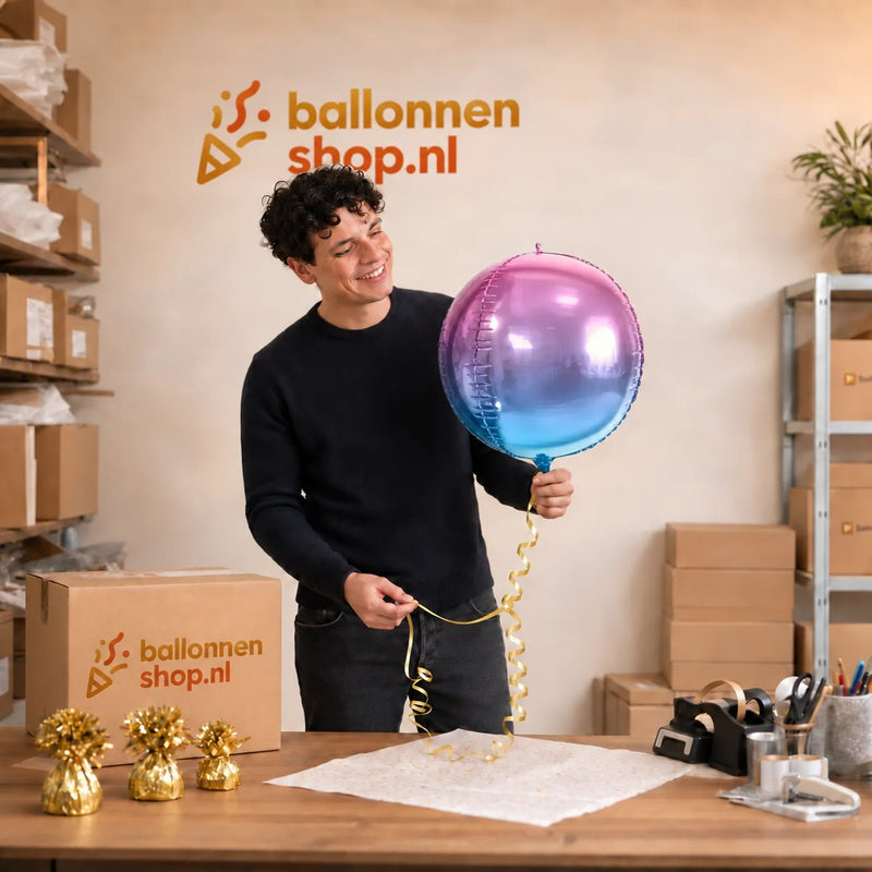Jesse houdt de Ronde Helium Ballon Paars & Blauw vast in de warme werkplaats van Ballonnenshop.nl.