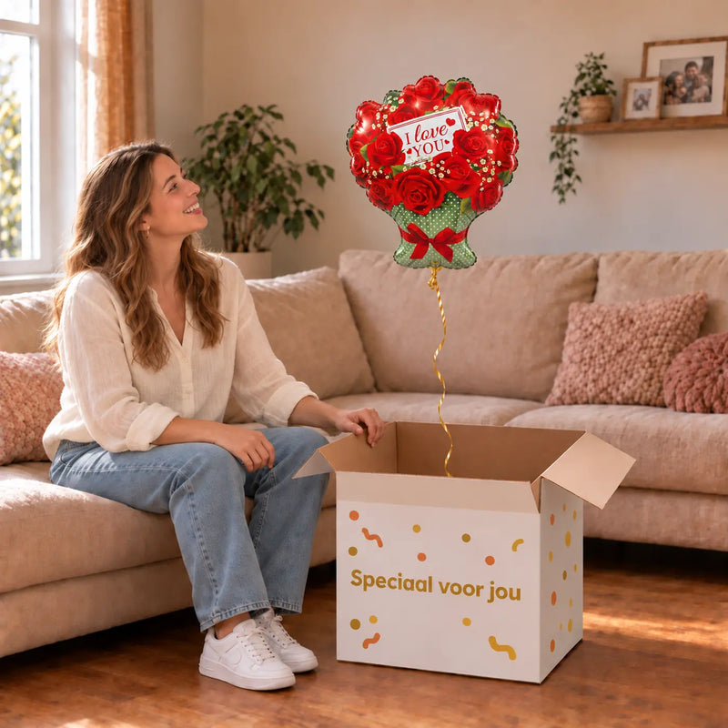 Uitpakmoment met Rozen I Love You Ballon uit een cadeaudoos van Ballonnenshop.nl