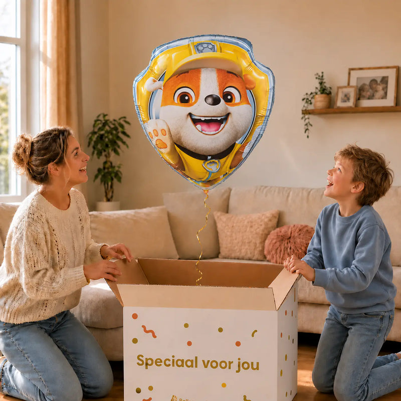 Rubble Paw Patrol XL Ballon – uitpakmoment met moeder en jongetje in een warme woonkamer – Ballonnenshop.nl