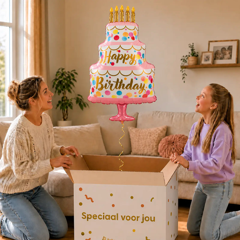 Satijnen Verjaardagstaart XL – uitpakmoment met moeder en meisje in een warme woonkamer – Ballonnenshop.nl