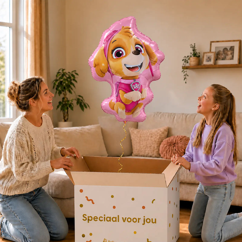 Skye Paw Patrol Helium XL Ballon – uitpakmoment met moeder en meisje in een warme woonkamer – Ballonnenshop.nl