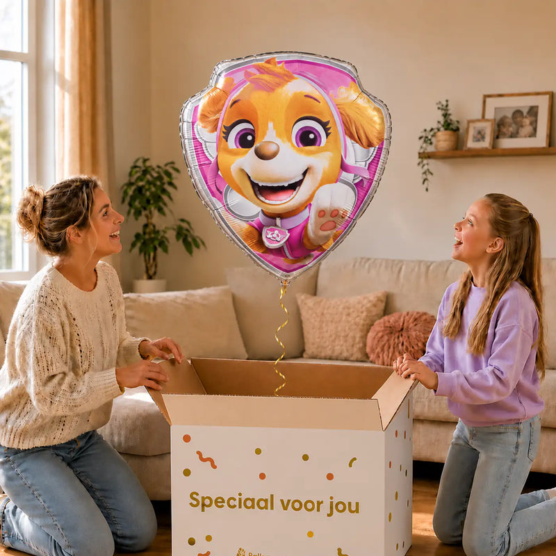 Skye Paw Patrol Helium XL Ballon – uitpakmoment met moeder en meisje in een warme woonkamer – Ballonnenshop.nl