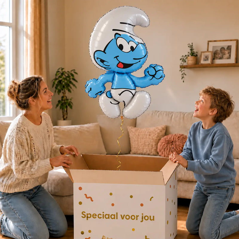 Smurf Helium XL Ballon – uitpakmoment met moeder en jongetje in een warme woonkamer – Ballonnenshop.nl
