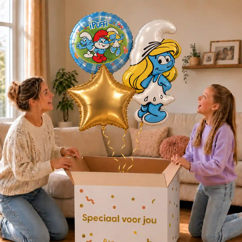 Smurfen Trosje blauw/wit/groen/geel: moeder en dochter pakken het heliumgevulde ballonnentrosje uit een Speciaal voor jou-doos, met natuurlijk gekrulde gouden linten.