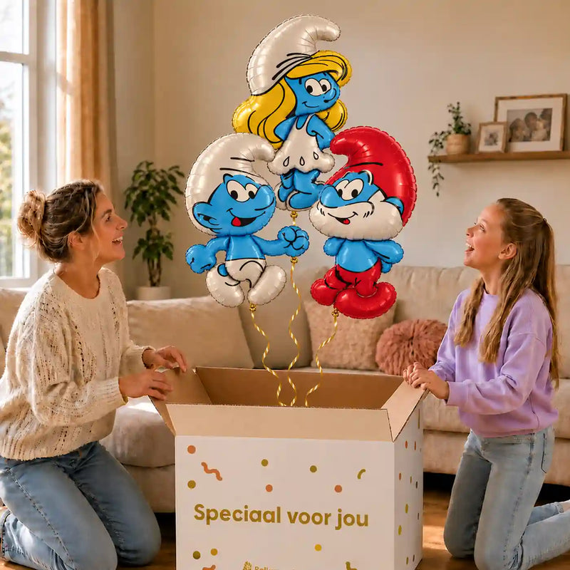 Smurfen Trosje blauw/wit/rood/geel: moeder en dochter pakken het heliumgevulde ballonnentrosje uit een Speciaal voor jou-doos, met natuurlijk gekrulde gouden linten.