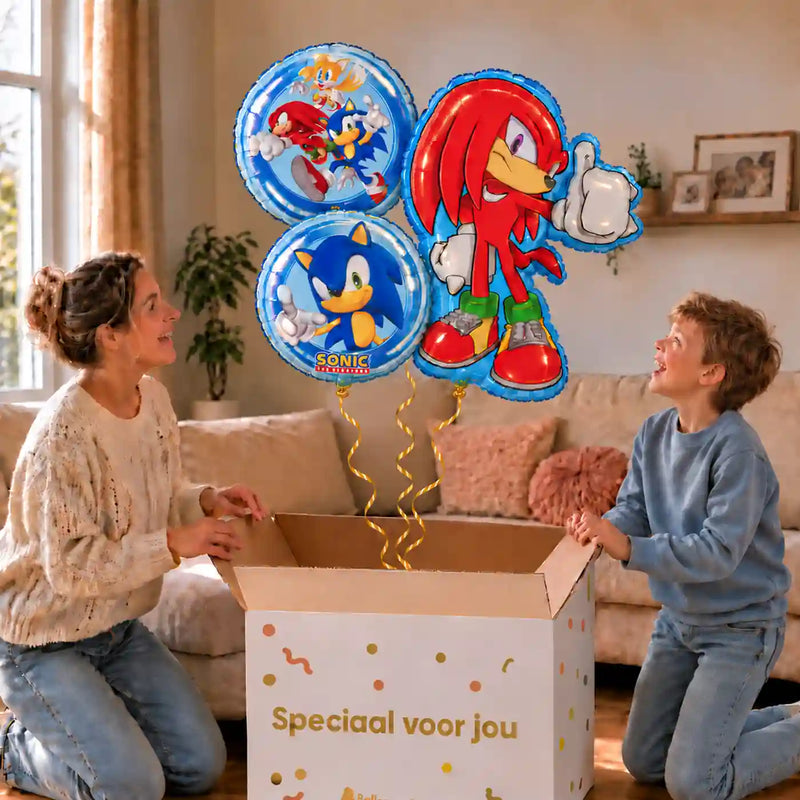 Sonic Knuckles Trosje: moeder en zoon pakken het heliumgevulde ballonnentrosje uit een Speciaal voor jou-doos, met natuurlijk gekrulde gouden linten.