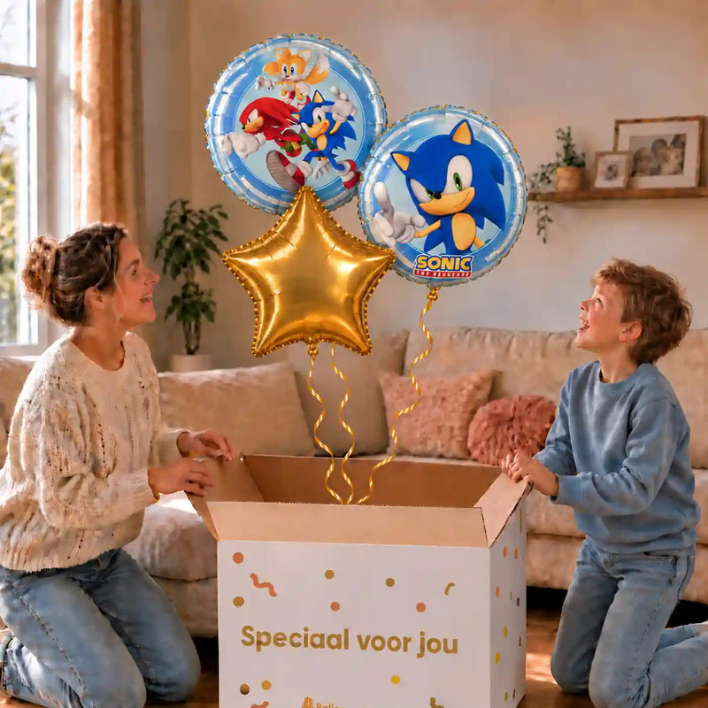 Sonic Trosje – 43 cm: moeder en zoon pakken het heliumgevulde ballonnentrosje uit een Speciaal voor jou-doos, met natuurlijk gekrulde gouden linten.