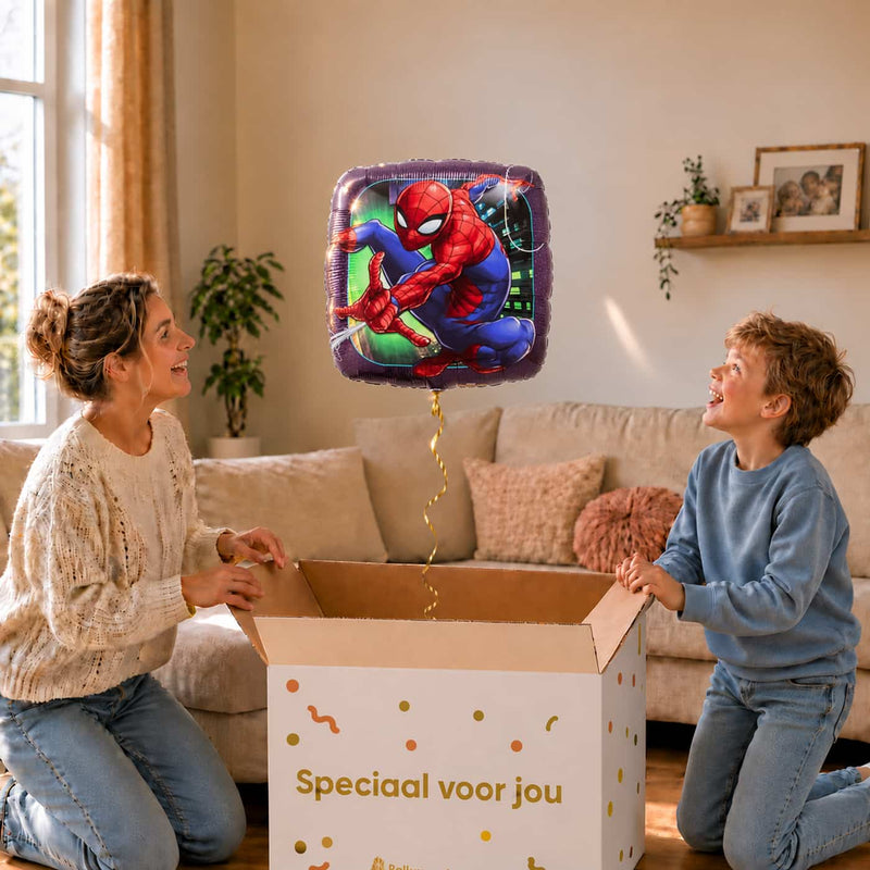 Jongen en moeder bij een vierkante Spider-Man heliumballon van 46 cm boven een Speciaal voor jou-doos.