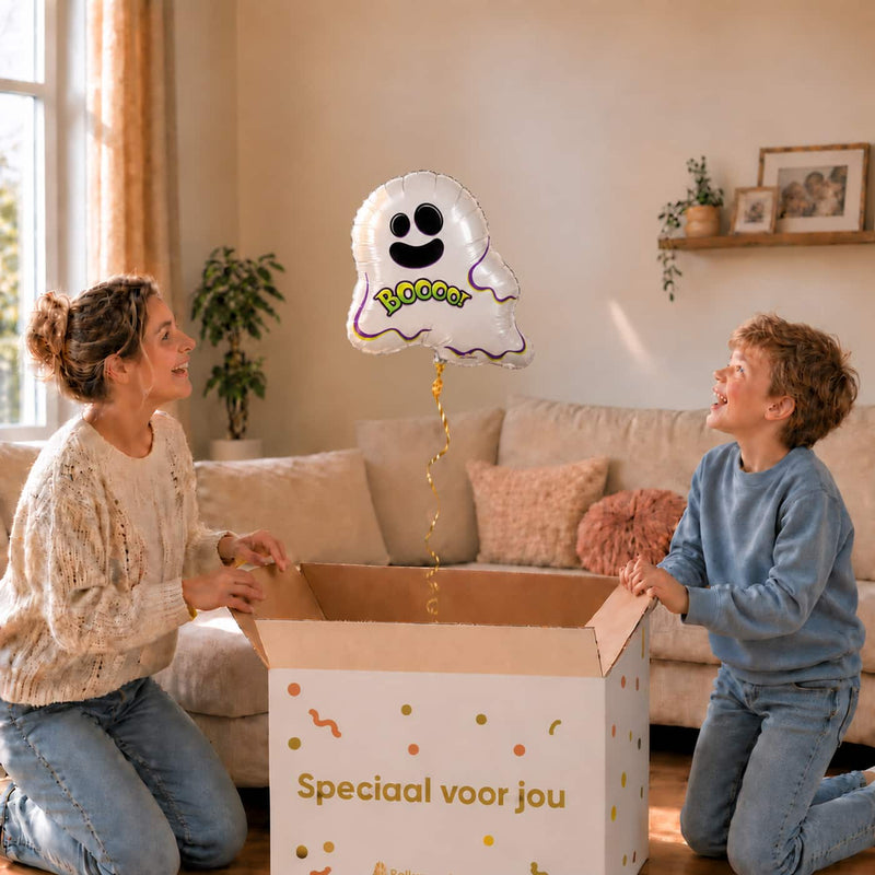 Moeder en jongen openen een cadeaudoos met een witte spookballon van 45 cm.