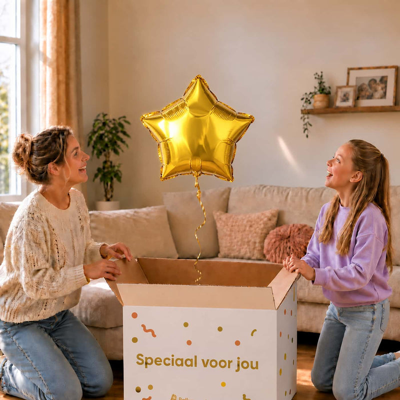 Moeder en meisje pakken een gouden sterballon van 46 cm uit een Speciaal voor jou-cadeaudoos.