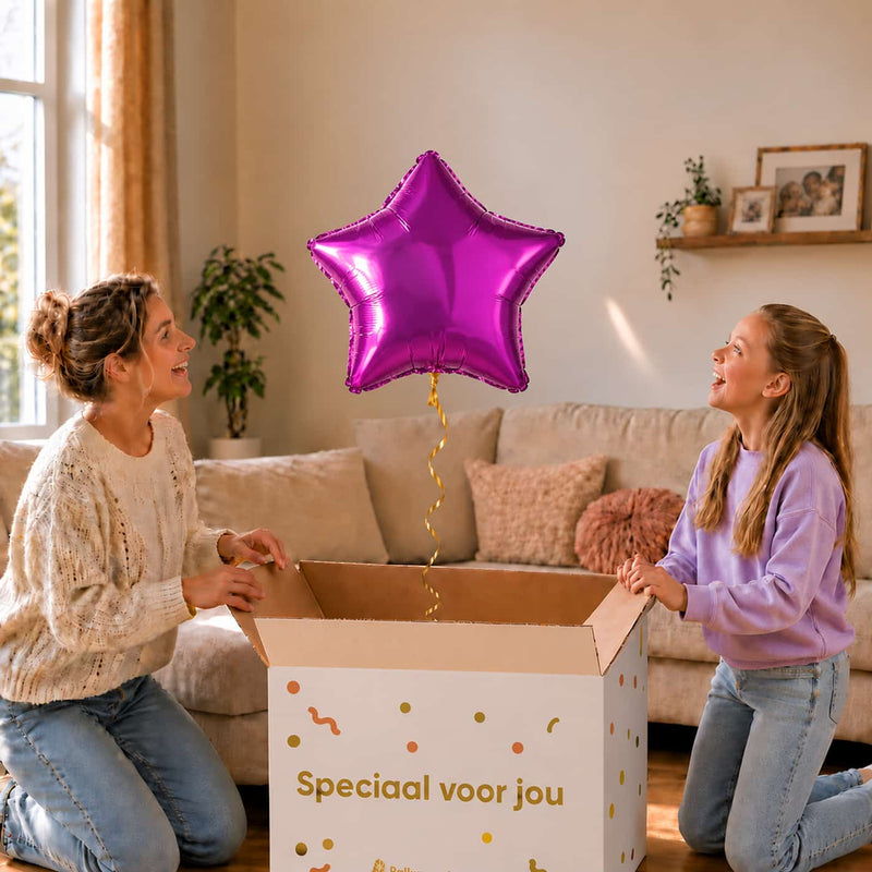 Meisje en moeder bij een paarse stervormige heliumballon van 46 cm boven een geopende cadeaudoos.