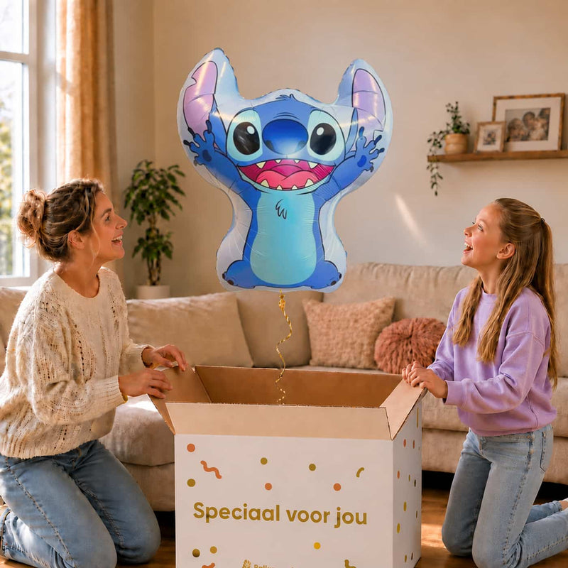 Moeder en meisje bekijken een Stitch-ballon van 78 cm met gouden lint boven de geopende cadeaudoos ‘Speciaal voor jou’.