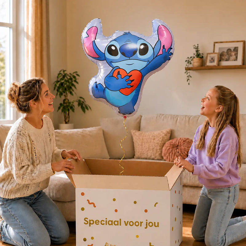 Stitch Met Hartje XL Ballon – uitpakmoment met moeder en meisje in een warme woonkamer – Ballonnenshop.nl