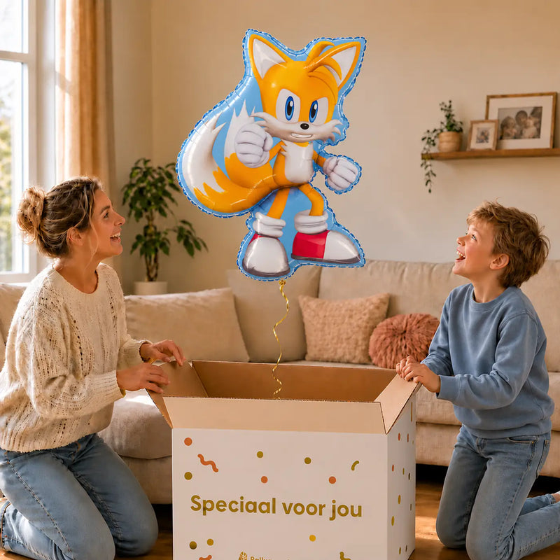 Tails Sonic Helium Ballon – uitpakmoment met moeder en jongetje in een warme woonkamer – Ballonnenshop.nl