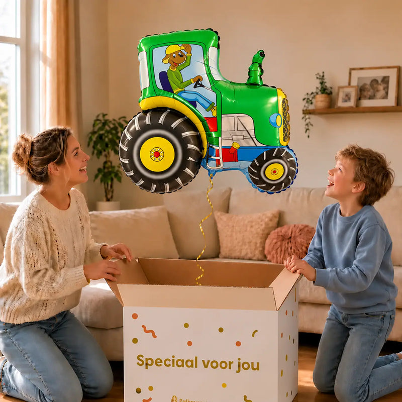 Tractor Helium XL Ballon – uitpakmoment met moeder en jongetje in een warme woonkamer – Ballonnenshop.nl