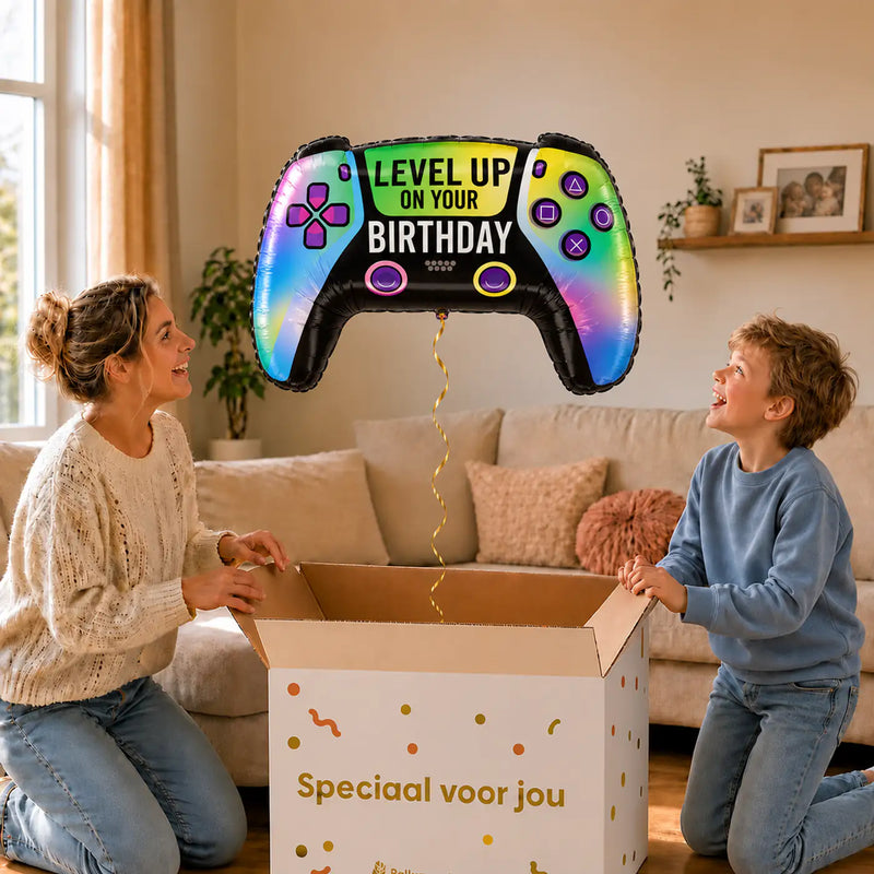 Vivid Game Controller Birthday XL – uitpakmoment met moeder en jongetje in een warme woonkamer – Ballonnenshop.nl
