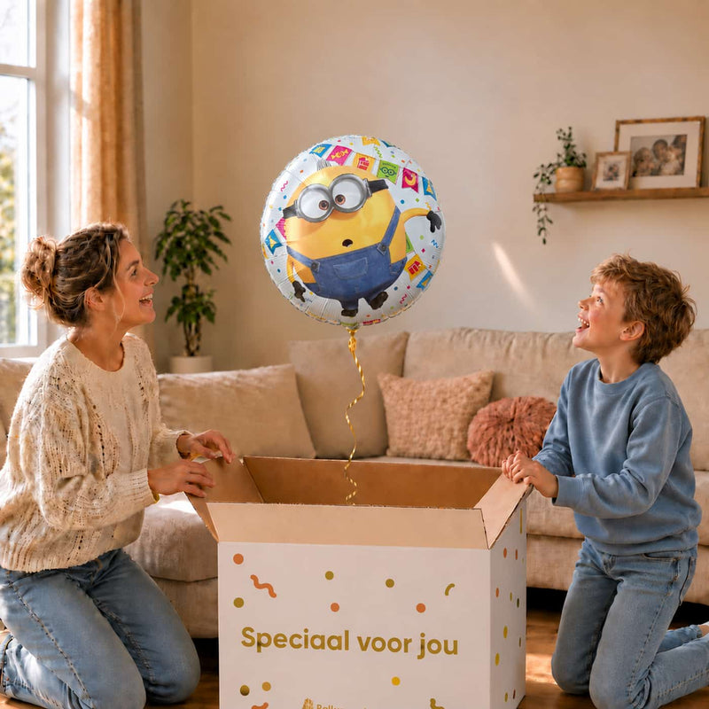 Moeder en jongen openen een cadeaudoos met een Vliegende Otto Minion heliumballon van 46 cm.