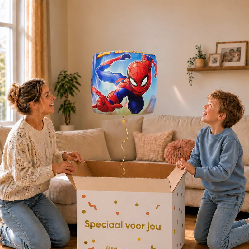 Moeder en jongen bekijken de ballon Vliegende Spiderman Helium Ballon in zacht warm licht boven de geopende cadeaudoos ‘Speciaal voor jou’.