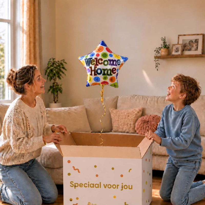 Moeder en jongen pakken een Welcome Home sterballon van 45 cm met gekleurde stippen uit.