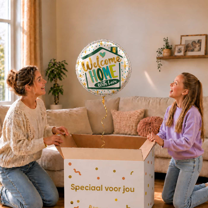 Moeder en meisje pakken een Welcome Home With Love heliumballon van 45 cm uit.