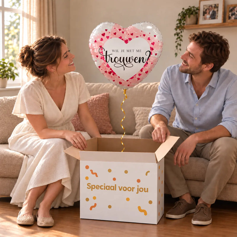 Uitpakmoment met Wil Je Trouwen Helium Ballon uit een cadeaudoos van Ballonnenshop.nl