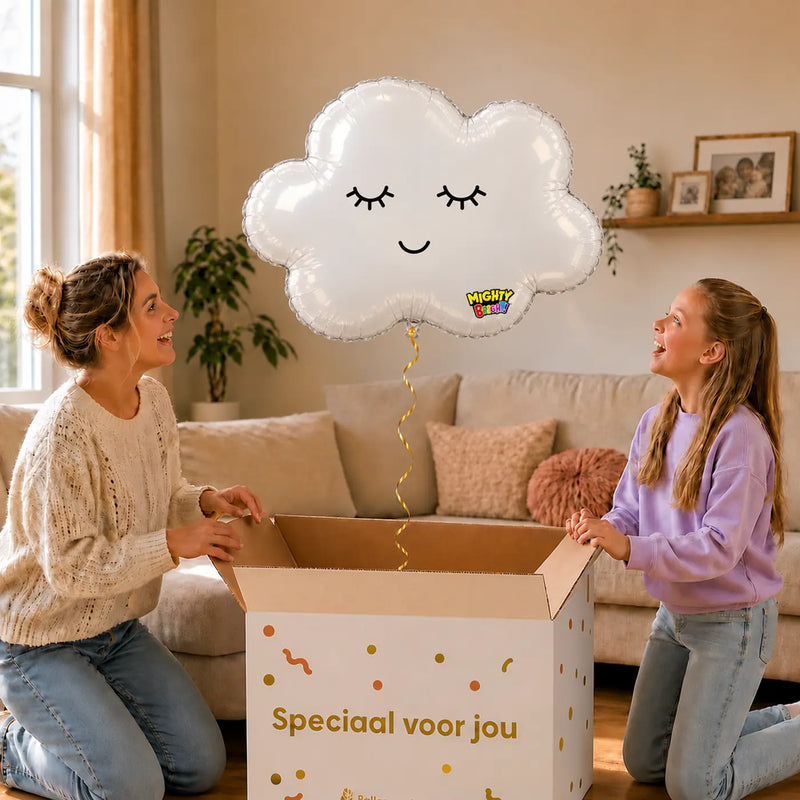 Wolk Wit Helium Ballon – uitpakmoment met moeder en meisje in een warme woonkamer – Ballonnenshop.nl