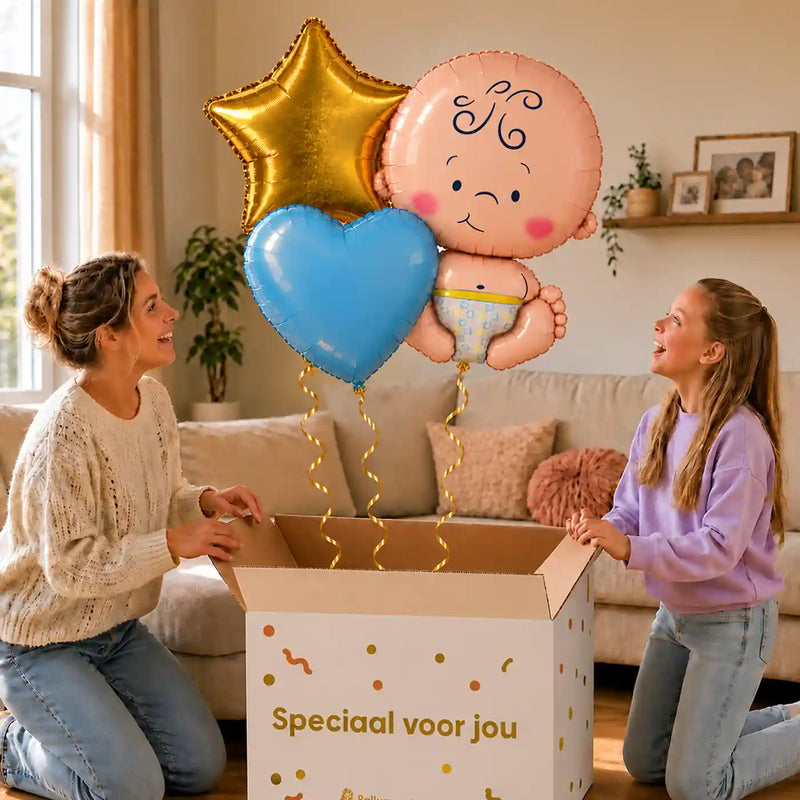 Baby Trosje Ballonnen Blauw: moeder en dochter pakken een babyballon, gouden ster en blauw hart met gekrulde gouden linten uit de cadeaudoos.