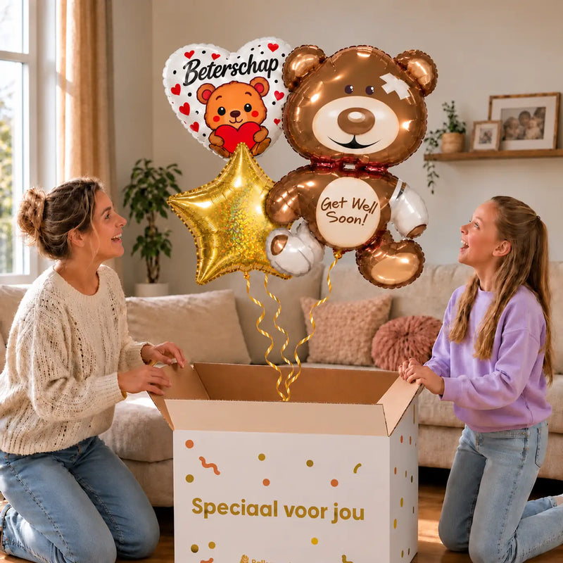 Beterschap Beren XL Trosje: moeder en dochter pakken het heliumgevulde ballonnentrosje uit een Speciaal voor jou-doos, met natuurlijk gekrulde gouden linten.