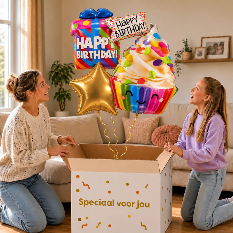Happy Birthday XL Tros: moeder en dochter pakken het heliumgevulde ballonnentrosje uit een Speciaal voor jou-doos, met natuurlijk gekrulde gouden linten.
