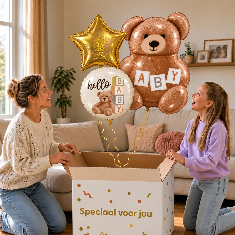Hello Baby Trosje Ballonnen: moeder en dochter pakken het heliumgevulde ballonnentrosje uit een Speciaal voor jou-doos, met natuurlijk gekrulde gouden linten.