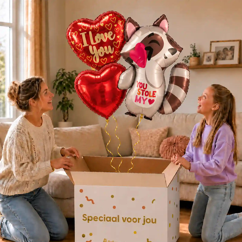 You Stole My Heart Ballonnentros: moeder en dochter pakken het heliumgevulde ballonnentrosje uit een Speciaal voor jou-doos, met natuurlijk gekrulde gouden linten.