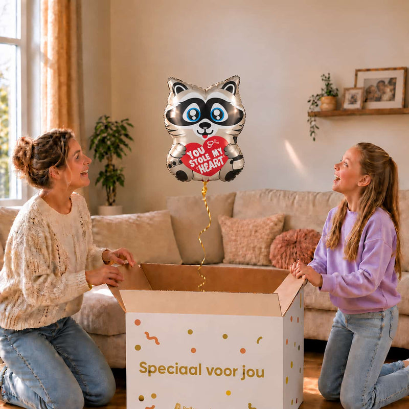 Moeder en meisje pakken een You Stole My Heart wasbeerballon van 45 cm uit.