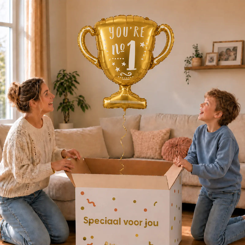 You're No.1 Trofee Ballon – uitpakmoment met moeder en jongetje in een warme woonkamer – Ballonnenshop.nl
