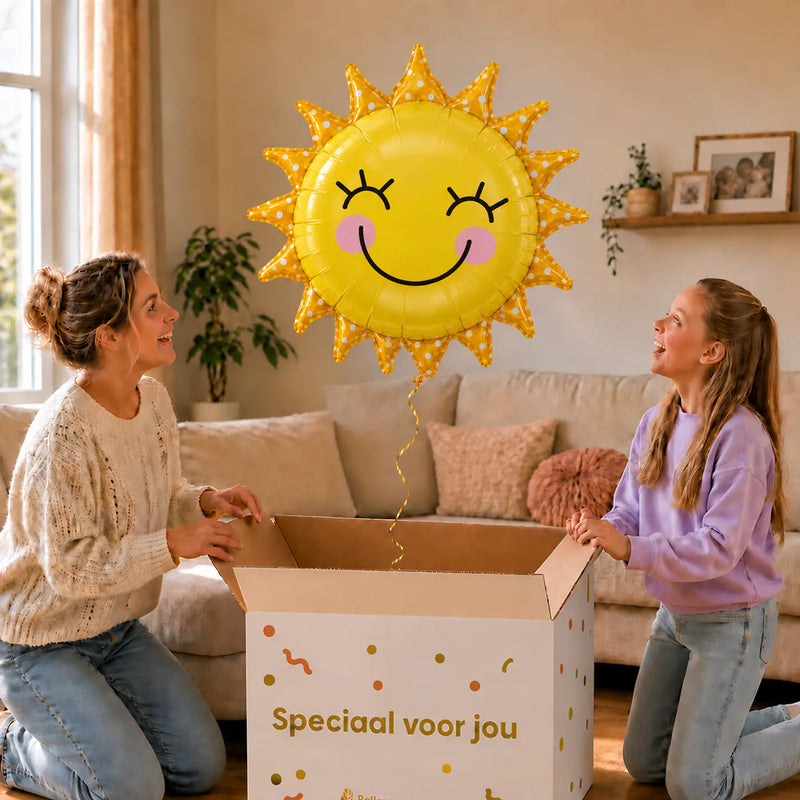 Zon Helium XL Ballon – uitpakmoment met moeder en meisje in een warme woonkamer – Ballonnenshop.nl