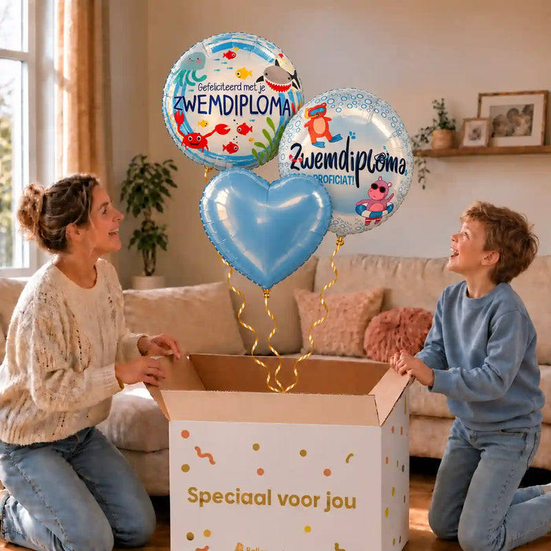 Zwemdiploma Trosje Blauw: moeder en zoon pakken het heliumgevulde ballonnentrosje uit een Speciaal voor jou-doos, met natuurlijk gekrulde gouden linten.