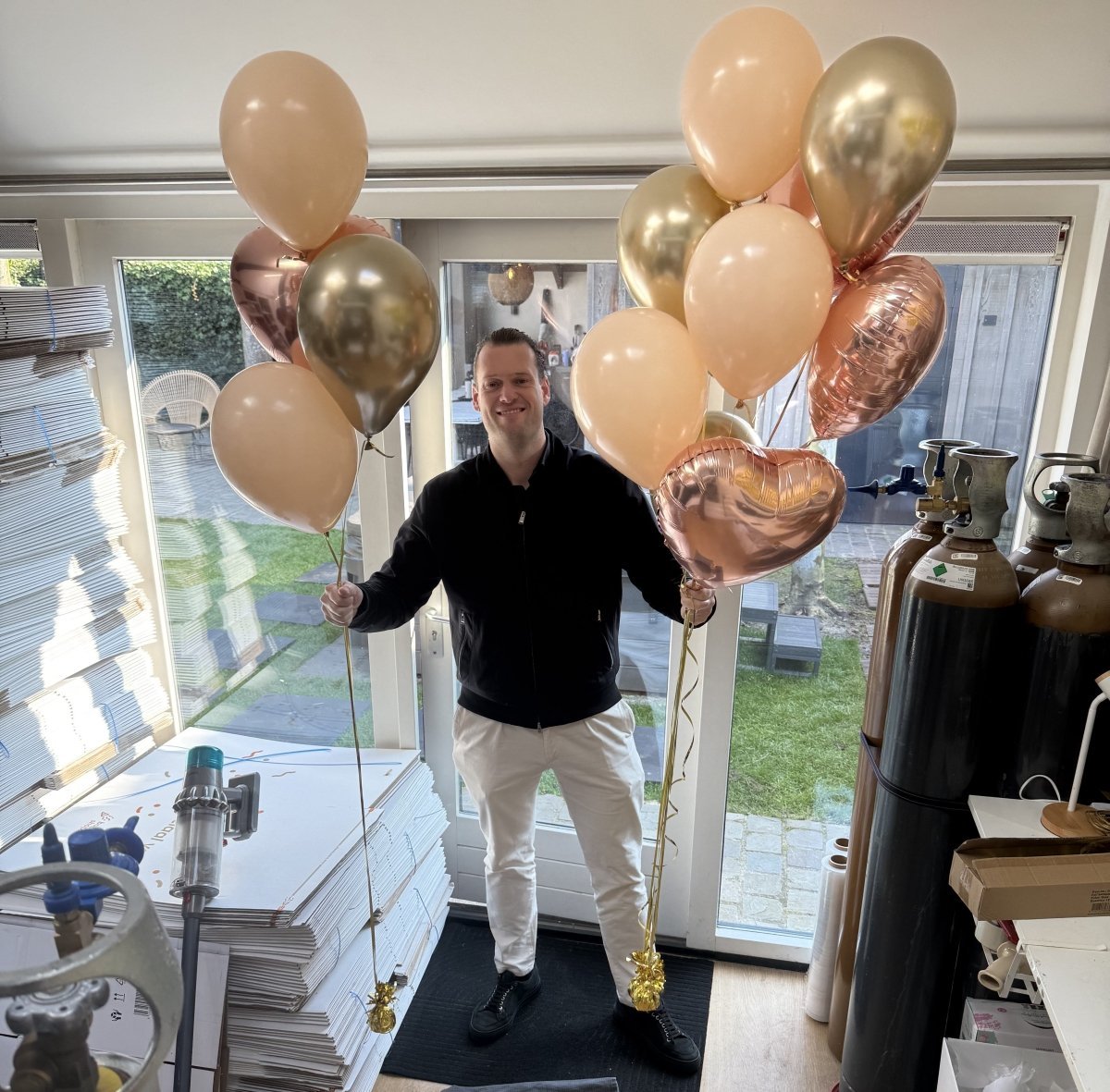 Een vader, zes ballontrosjes en een grote glimlach - Ballonnenshop.nl