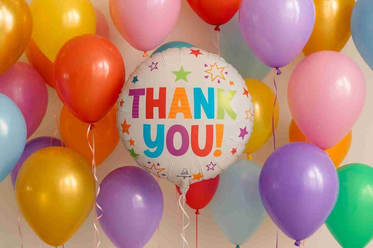 Gepersonaliseerd cadeau afscheid collega: de leukste ideeën om écht te verrassen - Ballonnenshop.nl