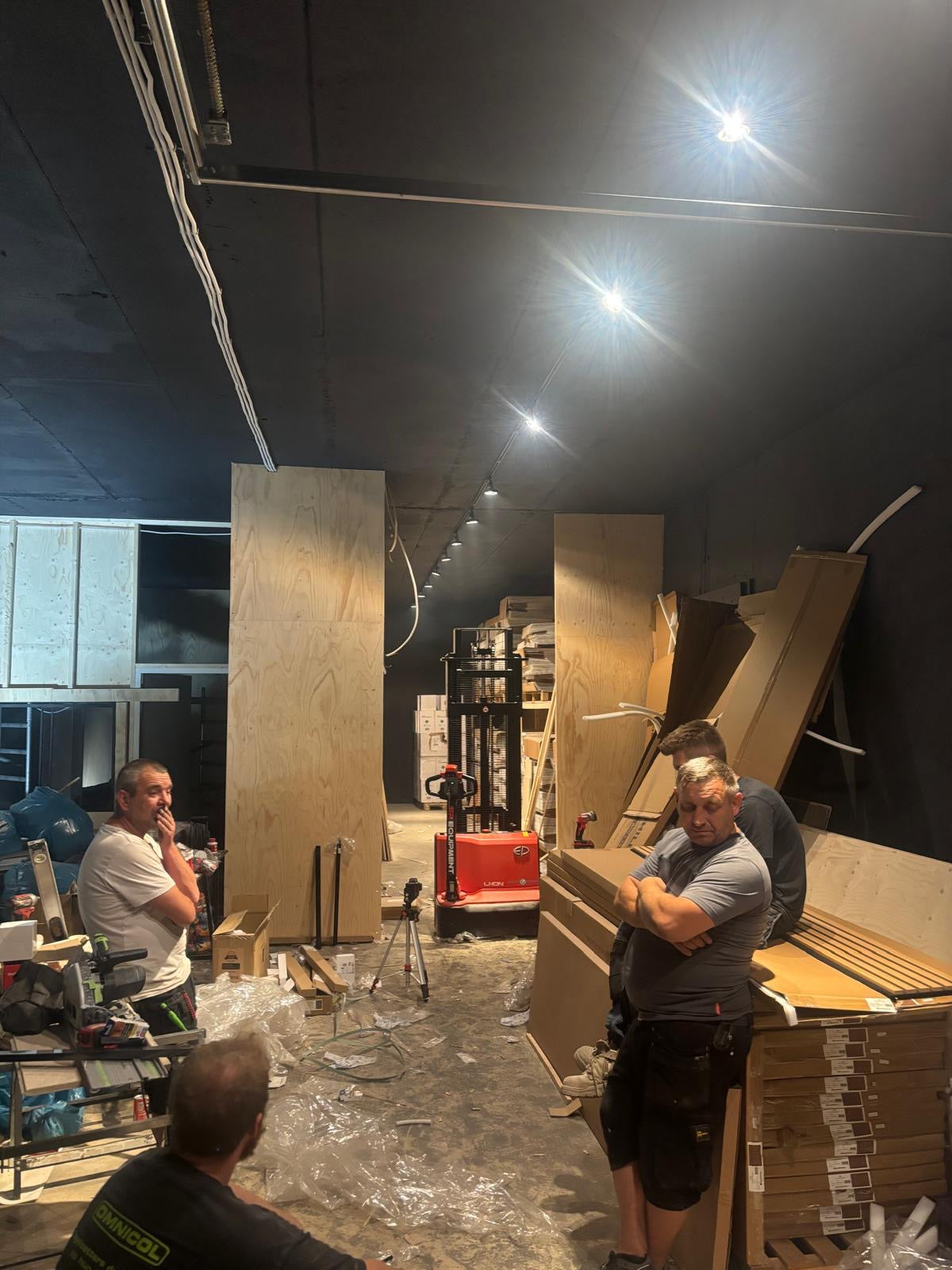 Vrienden werken aan de laatste loodjes in het nieuwe pand van Ballonnenshop.nl