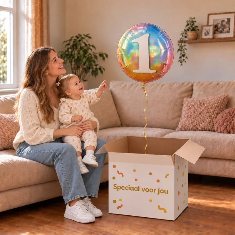 Uitpakmoment met 1 Jaar Helium Ballon Regenboog uit een cadeaudoos van Ballonnenshop.nl