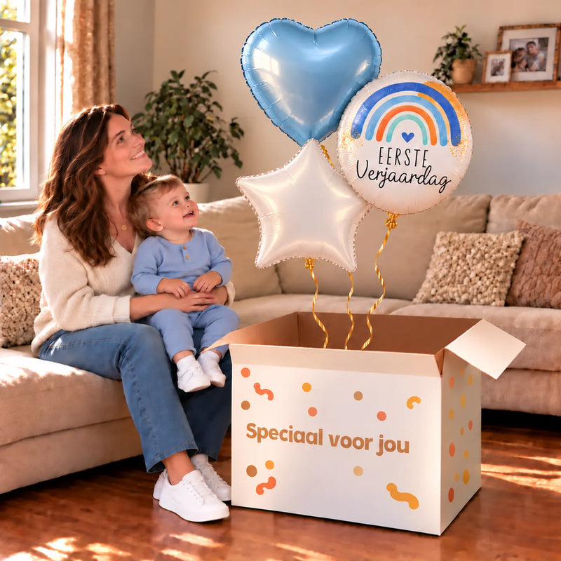 Een jarige met 1 Jaar Trosje Blauw boven een open Speciaal voor jou-doos in een warme woonkamer.