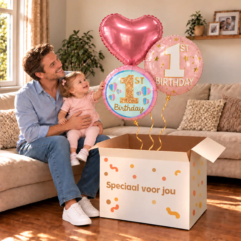 Een jarige met 1 Jaar Trosje Roze boven een open Speciaal voor jou-doos in een warme woonkamer.
