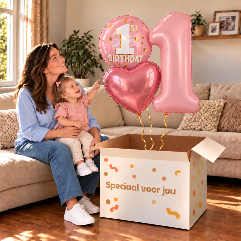 Een jarige met 1 Jaar XL Trosje Roze boven een open Speciaal voor jou-doos in een warme woonkamer.
