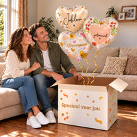 Een feestelijk huwelijksmoment met 12.5 Jaar Getrouwd Trosje boven een open Speciaal voor jou-doos in een warme woonkamer.
