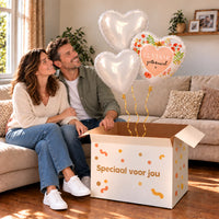 Een feestelijk huwelijksmoment met 12.5 Jaar Getrouwd Hartjes Tros boven een open Speciaal voor jou-doos in een warme woonkamer.