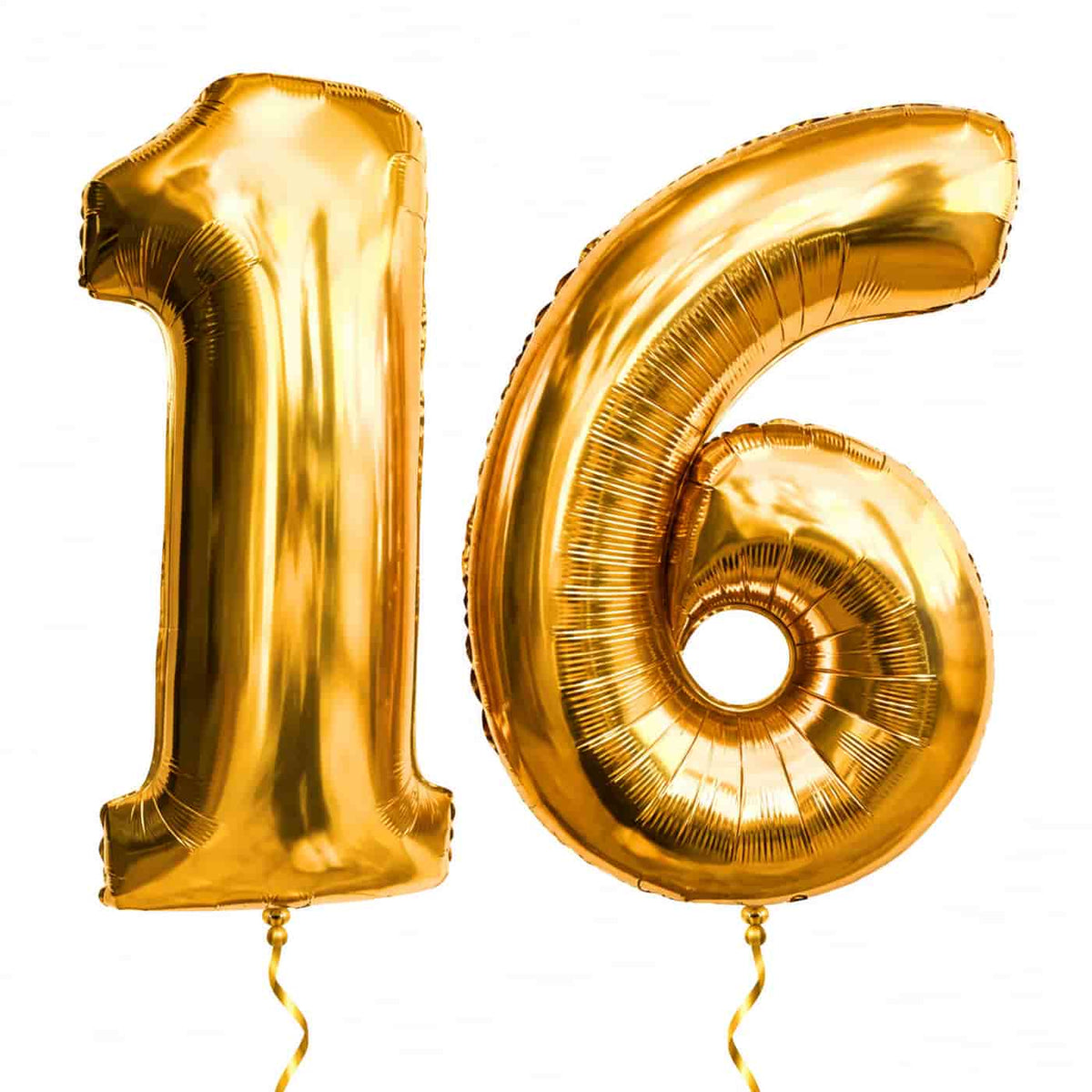 16 Jaar Cijfer Ballonnen Goud – heliumgevulde ballonnen met dunne gouden lintjes op een witte achtergrond